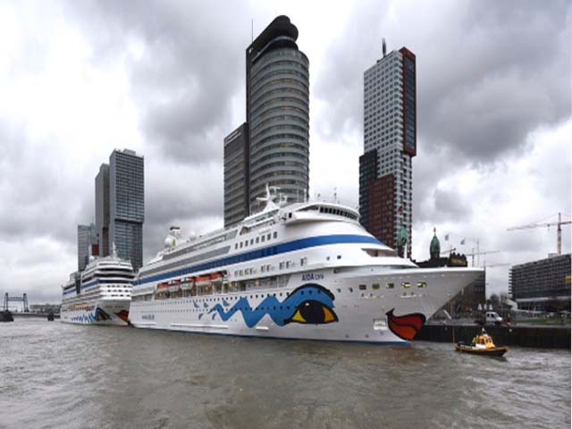 Cruiseschepen AIDAmar en AIDAcara van Aida Cruises aan de Cruise Terminal Rotterdam